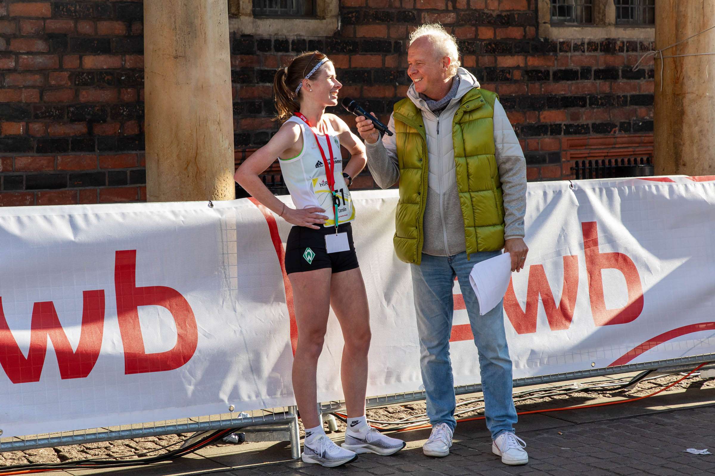 Bild von Moderator und Läuferin